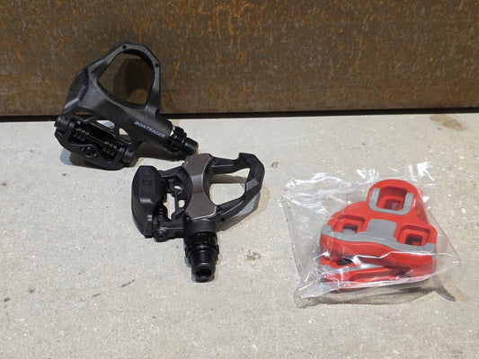 Pedale von Bontrager, BONTRAGER ELITE ROAD RENNRAD / KEO KLICK PEDAL vor USEDBIKES - OB.DE Hintergrund