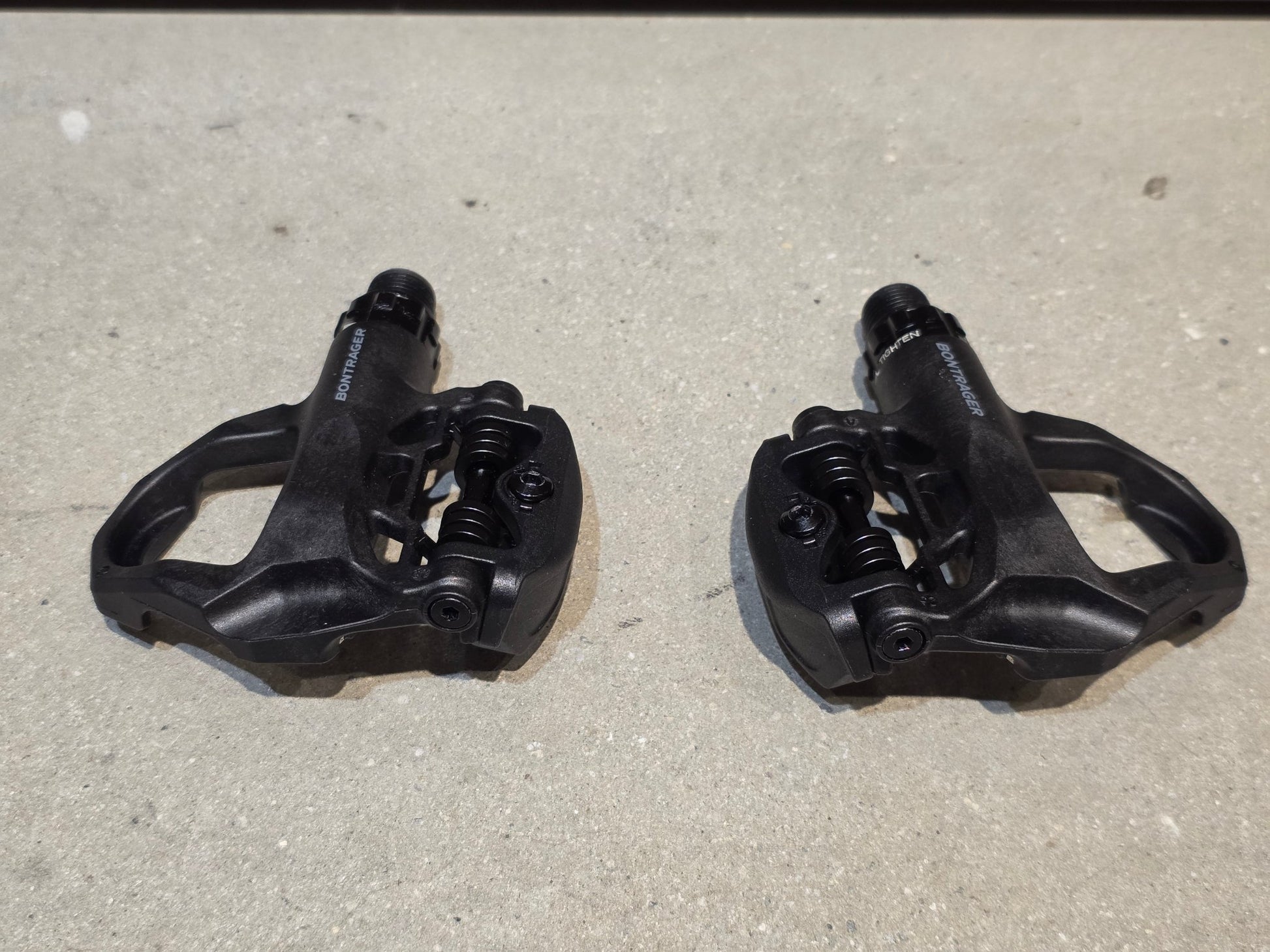 Pedale von Bontrager, BONTRAGER ELITE ROAD RENNRAD / KEO KLICK PEDAL vor USEDBIKES - OB.DE Hintergrund