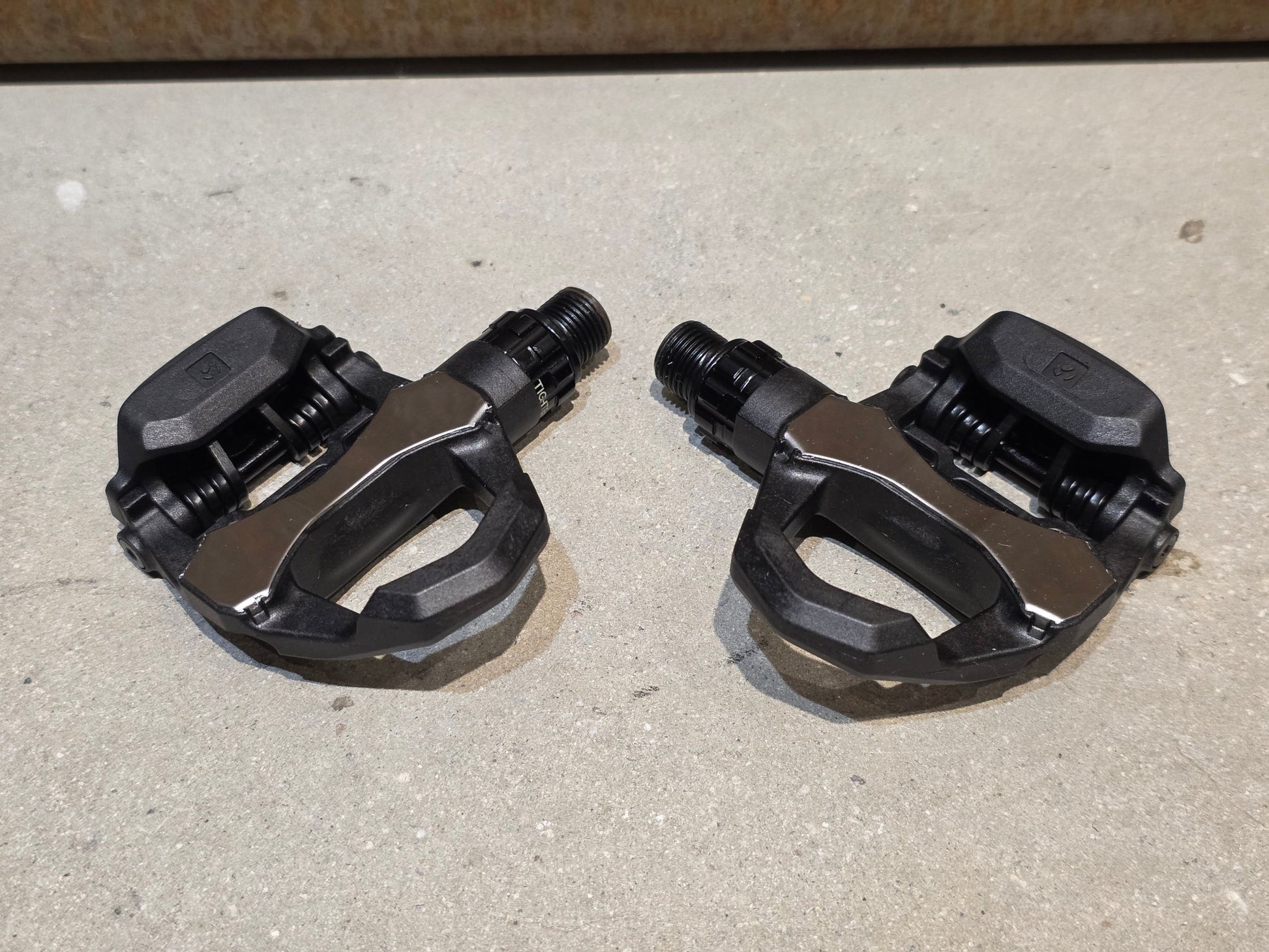 Pedale von Bontrager, BONTRAGER ELITE ROAD RENNRAD / KEO KLICK PEDAL vor USEDBIKES - OB.DE Hintergrund