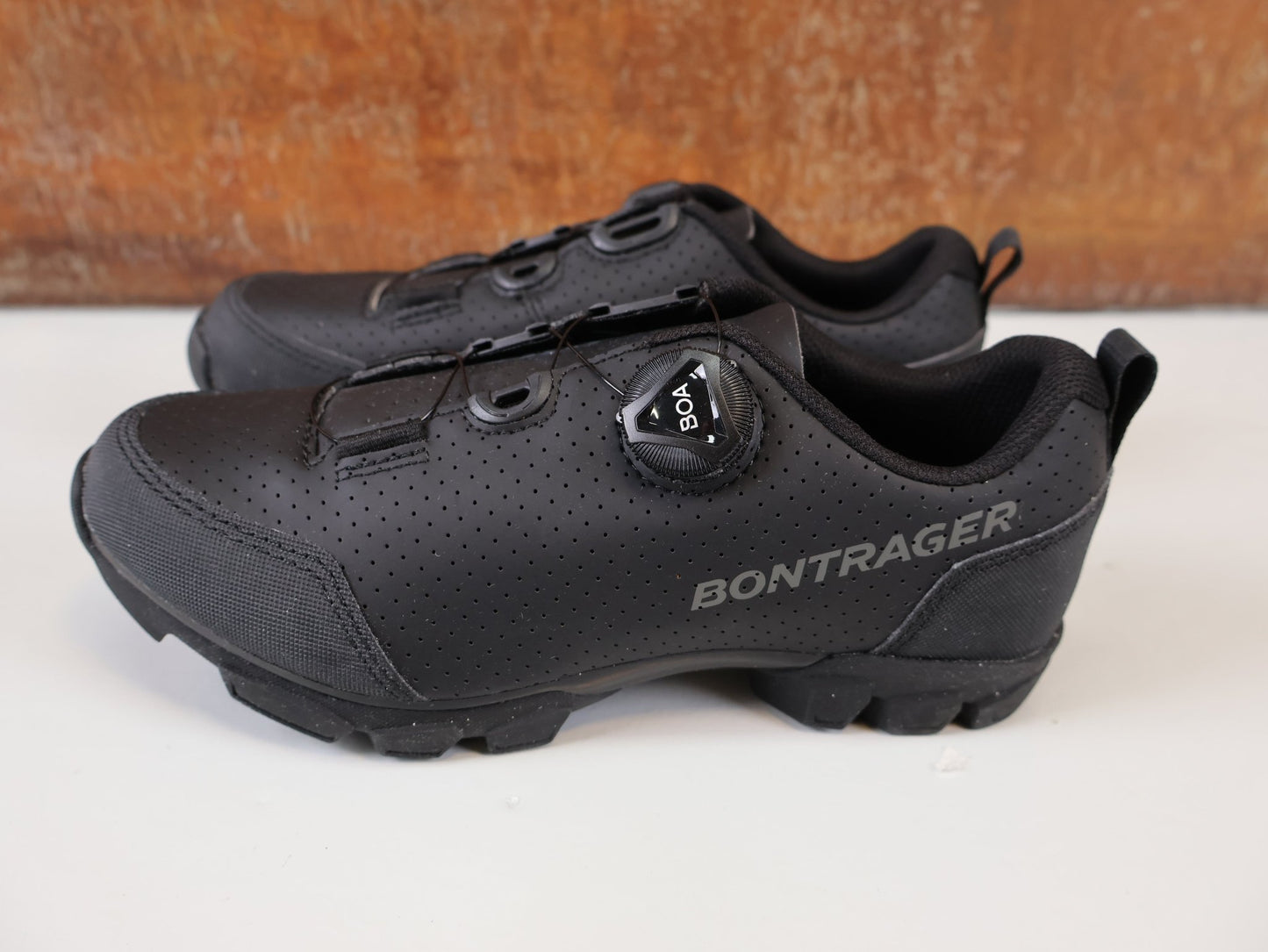 MTB - Herrenschuhe von Trek, BONTRAGER EVOKE MTB SCHUH / BOA L6 / GNARGUARD / GR. 37 / BLACK vor USEDBIKES - OB.DE Hintergrund