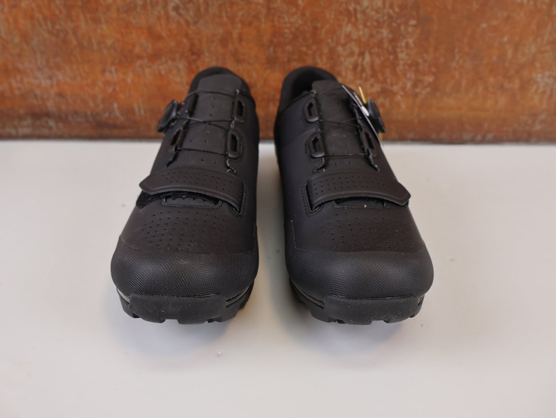 MTB - Herrenschuhe von Trek, BONTRAGER FORAY MTB SCHUH / BOA L6 / GNARGUARD / GR. 44 / BLACK vor USEDBIKES - OB.DE Hintergrund
