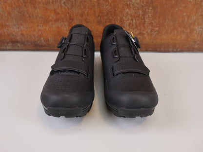 MTB - Herrenschuhe von Trek, BONTRAGER FORAY MTB SCHUH / BOA L6 / GNARGUARD / GR. 44 / BLACK vor USEDBIKES - OB.DE Hintergrund
