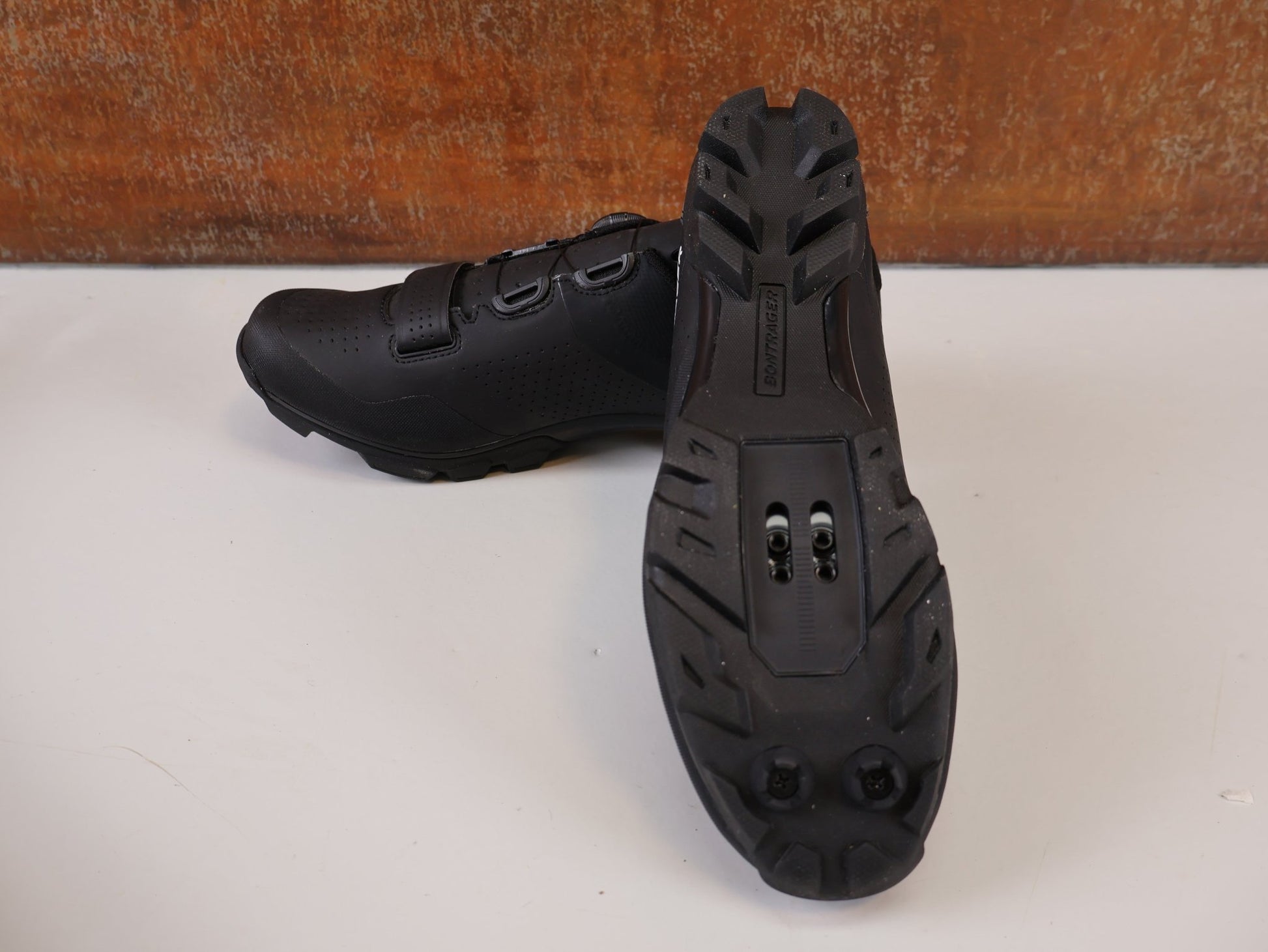 MTB - Herrenschuhe von Trek, BONTRAGER FORAY MTB SCHUH / BOA L6 / GNARGUARD / GR. 44 / BLACK vor USEDBIKES - OB.DE Hintergrund