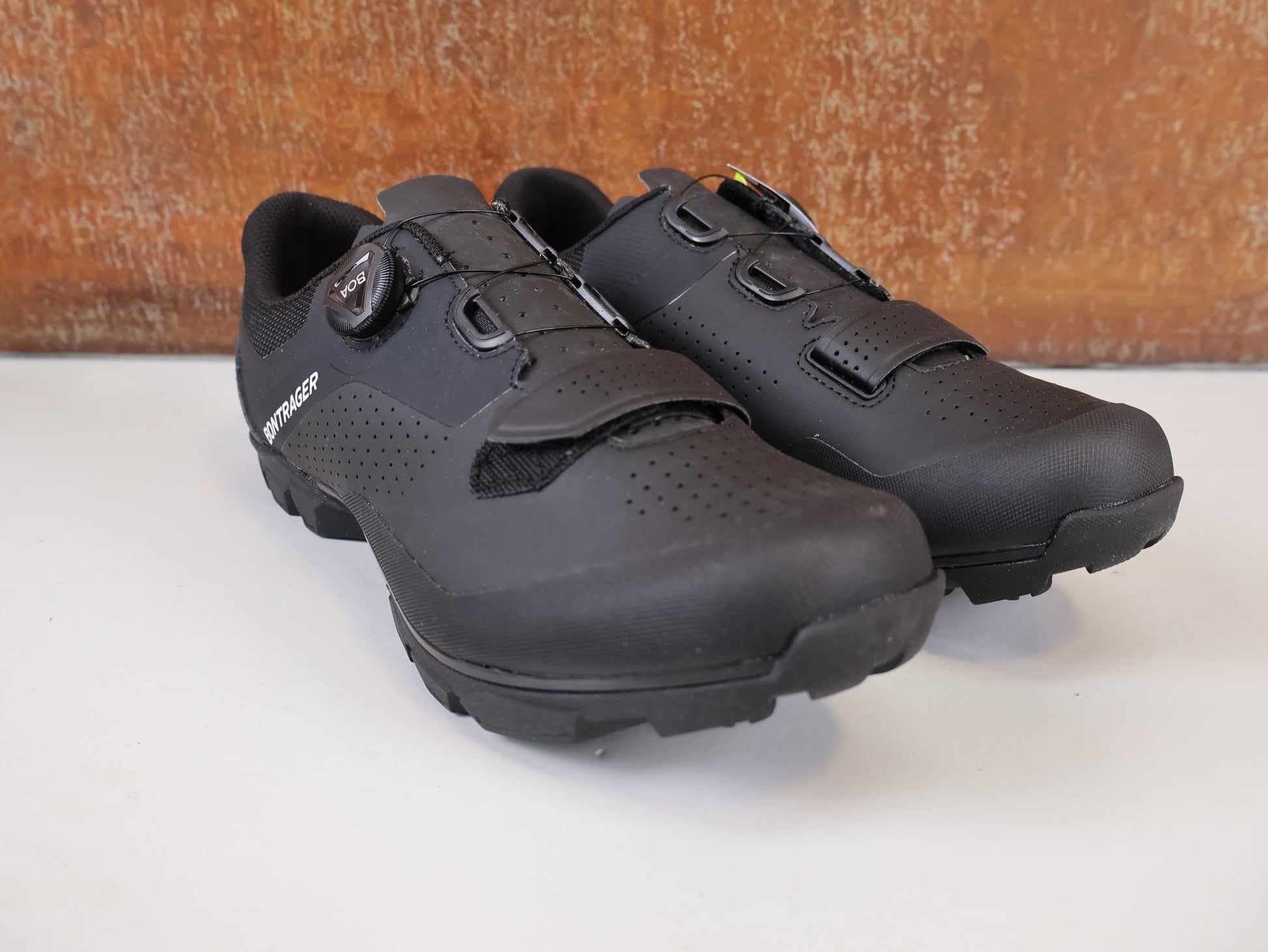 MTB - Herrenschuhe von Trek, BONTRAGER FORAY MTB SCHUH / BOA L6 / GNARGUARD / GR. 44 / BLACK vor USEDBIKES - OB.DE Hintergrund