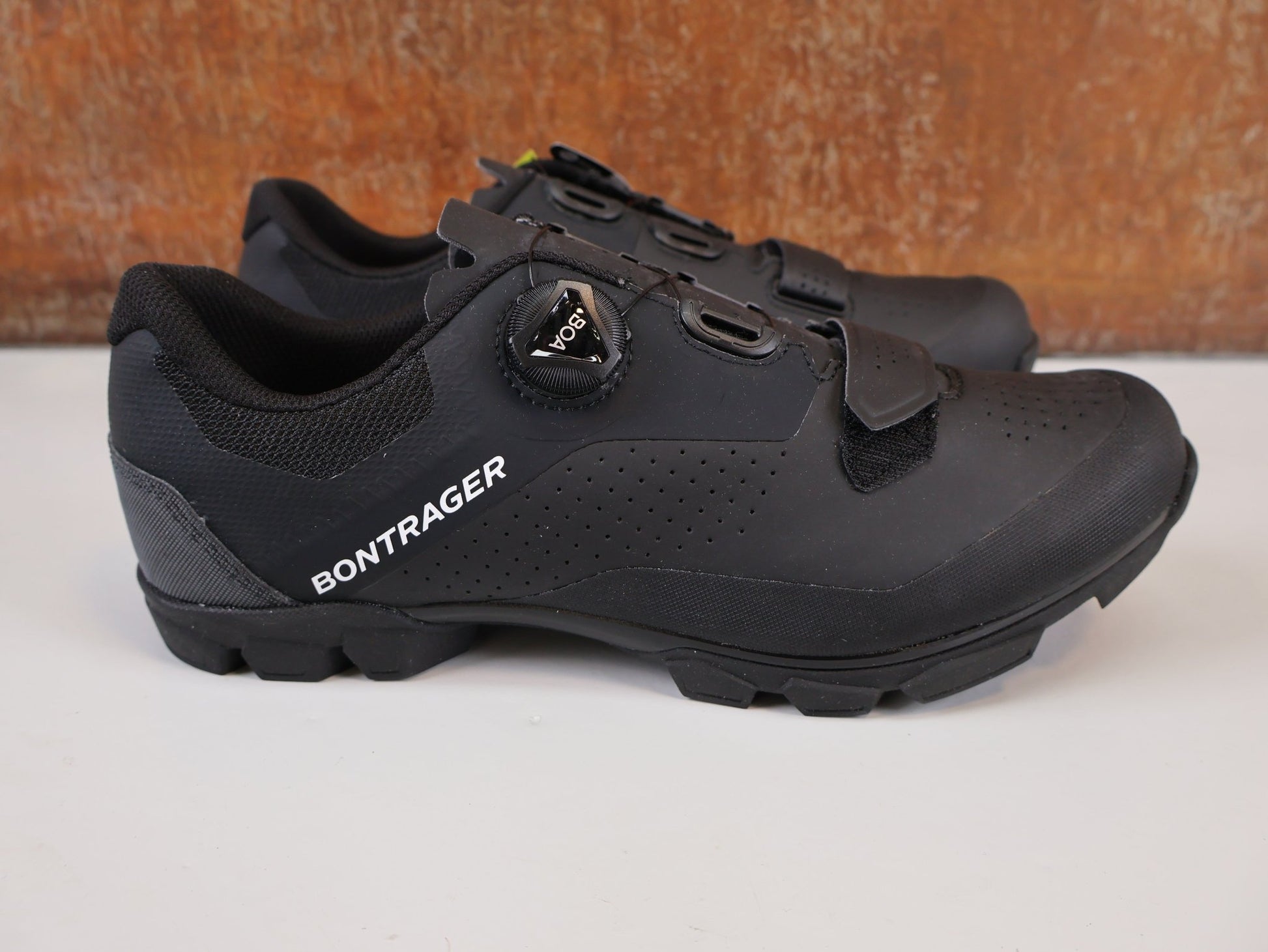 MTB - Herrenschuhe von Trek, BONTRAGER FORAY MTB SCHUH / BOA L6 / GNARGUARD / GR. 44 / BLACK vor USEDBIKES - OB.DE Hintergrund