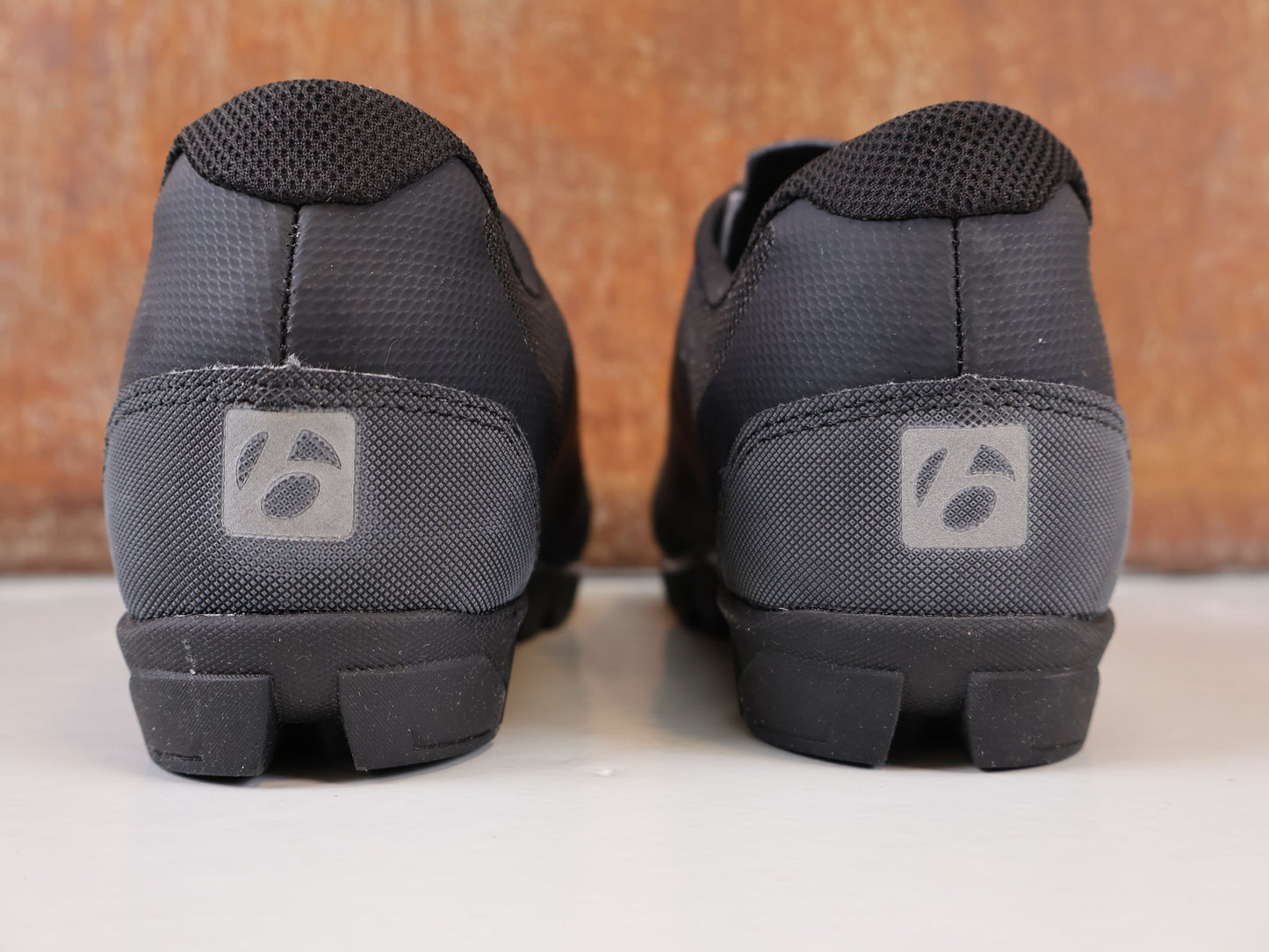 MTB - Herrenschuhe von Trek, BONTRAGER FORAY MTB SCHUH / BOA L6 / GNARGUARD / GR. 44 / BLACK vor USEDBIKES - OB.DE Hintergrund