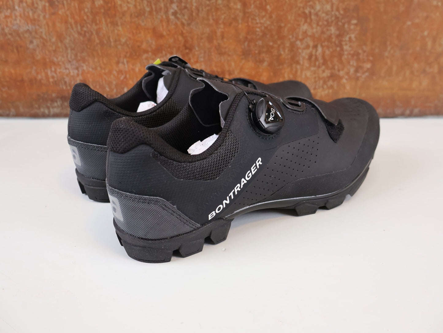 MTB - Herrenschuhe von Trek, BONTRAGER FORAY MTB SCHUH / BOA L6 / GNARGUARD / GR. 44 / BLACK vor USEDBIKES - OB.DE Hintergrund