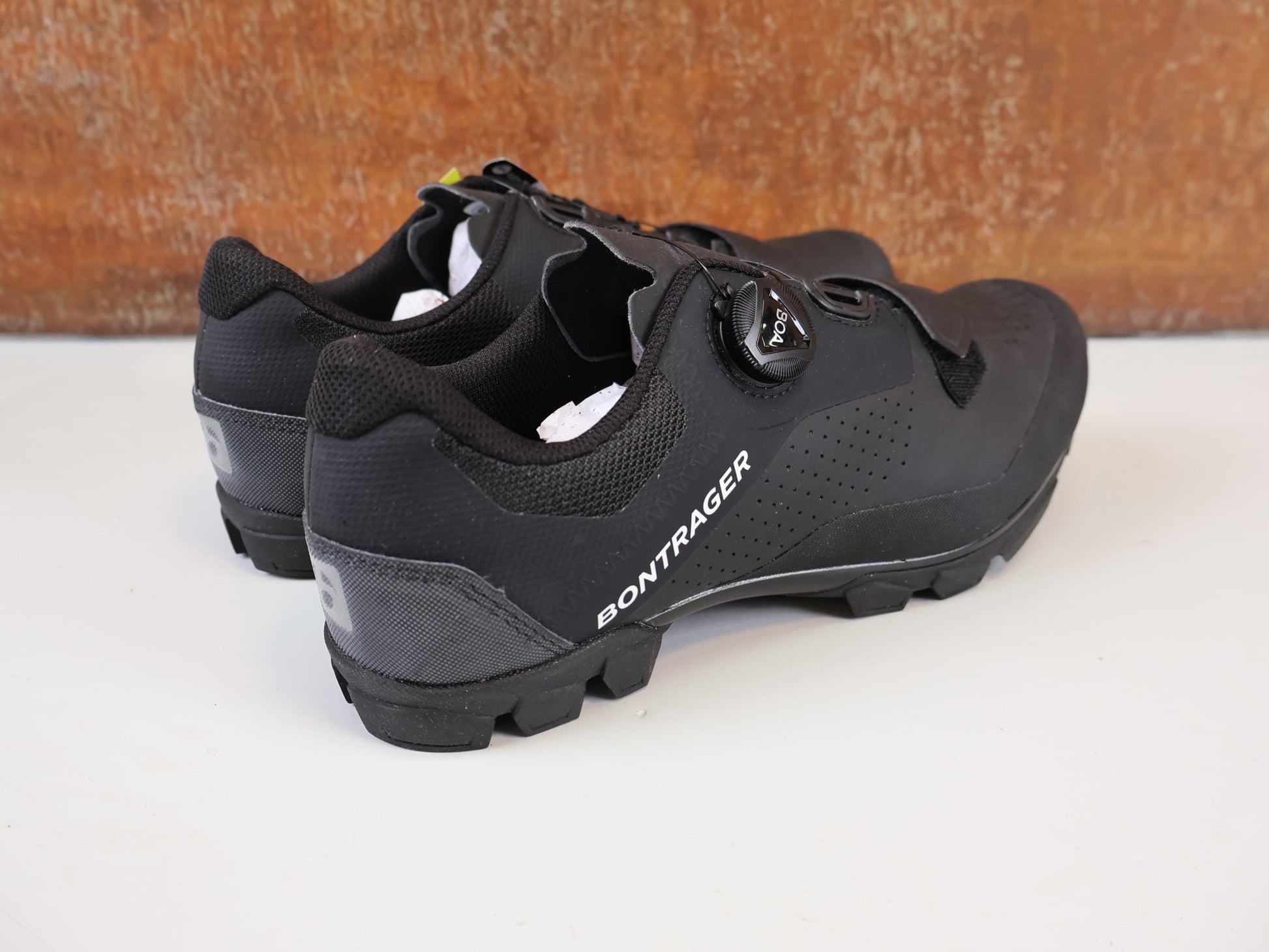 MTB - Herrenschuhe von Trek, BONTRAGER FORAY MTB SCHUH / BOA L6 / GNARGUARD / GR. 44 / BLACK vor USEDBIKES - OB.DE Hintergrund