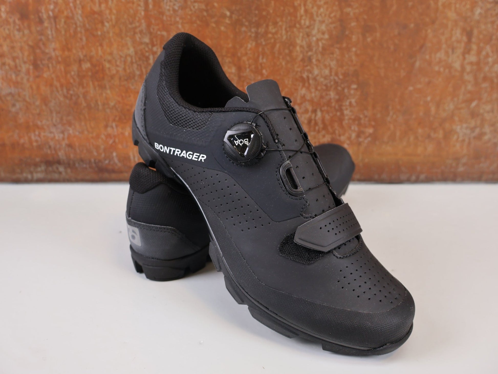 MTB - Herrenschuhe von Trek, BONTRAGER FORAY MTB SCHUH / BOA L6 / GNARGUARD / GR. 44 / BLACK vor USEDBIKES - OB.DE Hintergrund