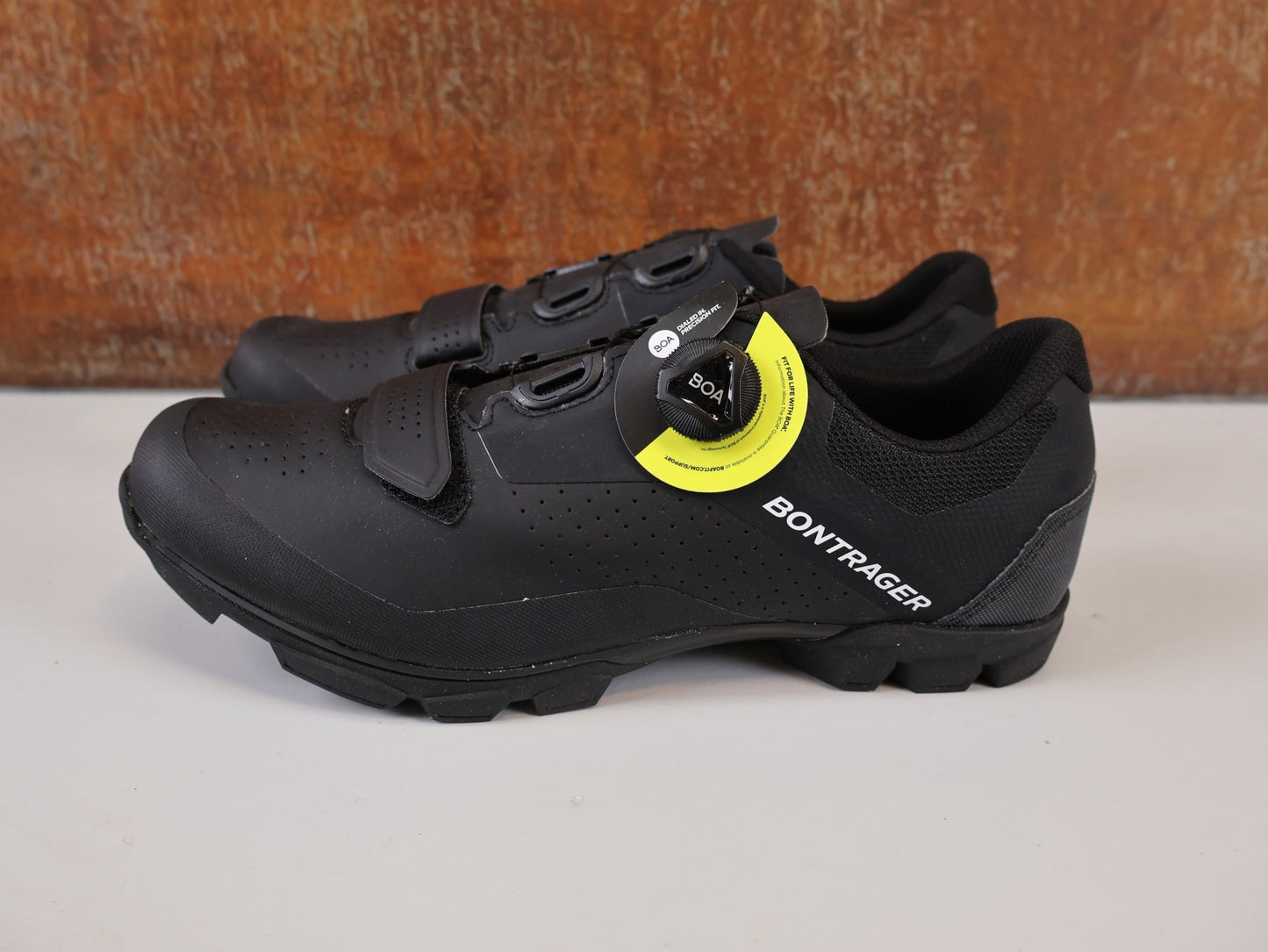 MTB - Herrenschuhe von Trek, BONTRAGER FORAY MTB SCHUH / BOA L6 / GNARGUARD / GR. 44 / BLACK vor USEDBIKES - OB.DE Hintergrund