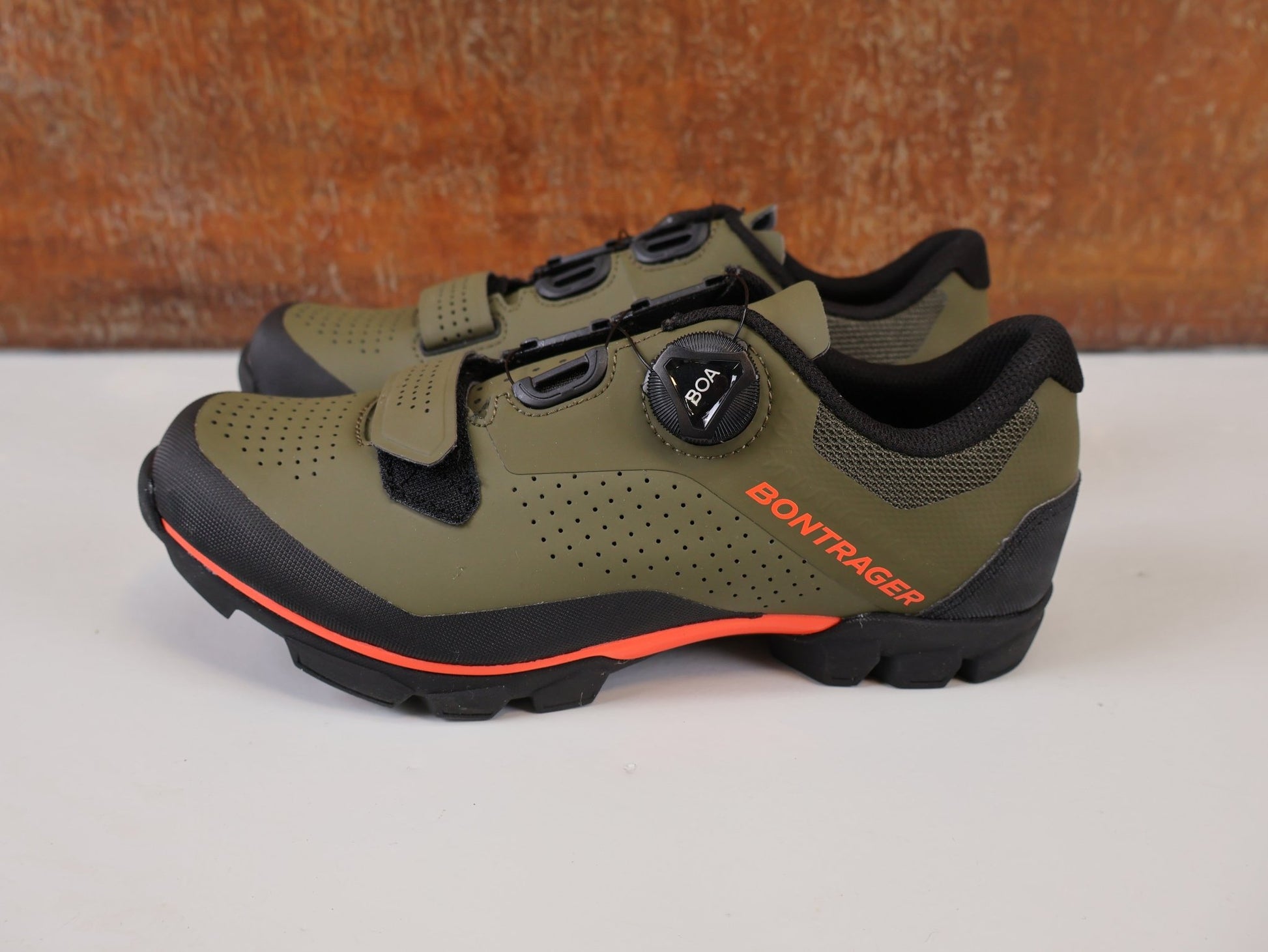 MTB - Herrenschuhe von Trek, BONTRAGER FORAY MTB SCHUH / BOA L6 / GR. 40 / OLIVE GREY & ORANGE vor USEDBIKES - OB.DE Hintergrund
