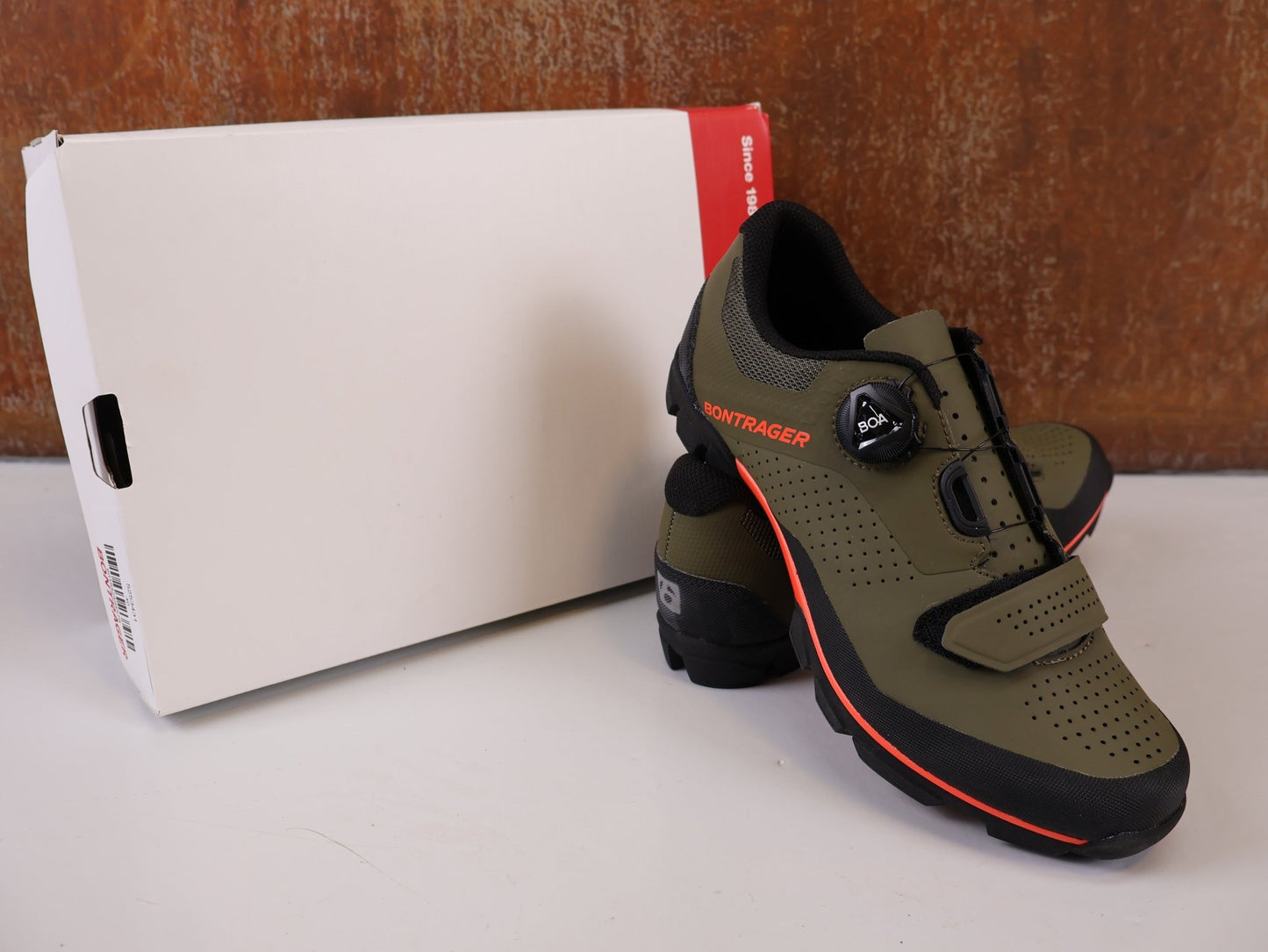 MTB - Herrenschuhe von Trek, BONTRAGER FORAY MTB SCHUH / BOA L6 / GR. 40 / OLIVE GREY & ORANGE vor USEDBIKES - OB.DE Hintergrund