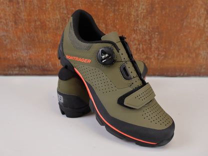 MTB - Herrenschuhe von Trek, BONTRAGER FORAY MTB SCHUH / BOA L6 / GR. 40 / OLIVE GREY & ORANGE vor USEDBIKES - OB.DE Hintergrund