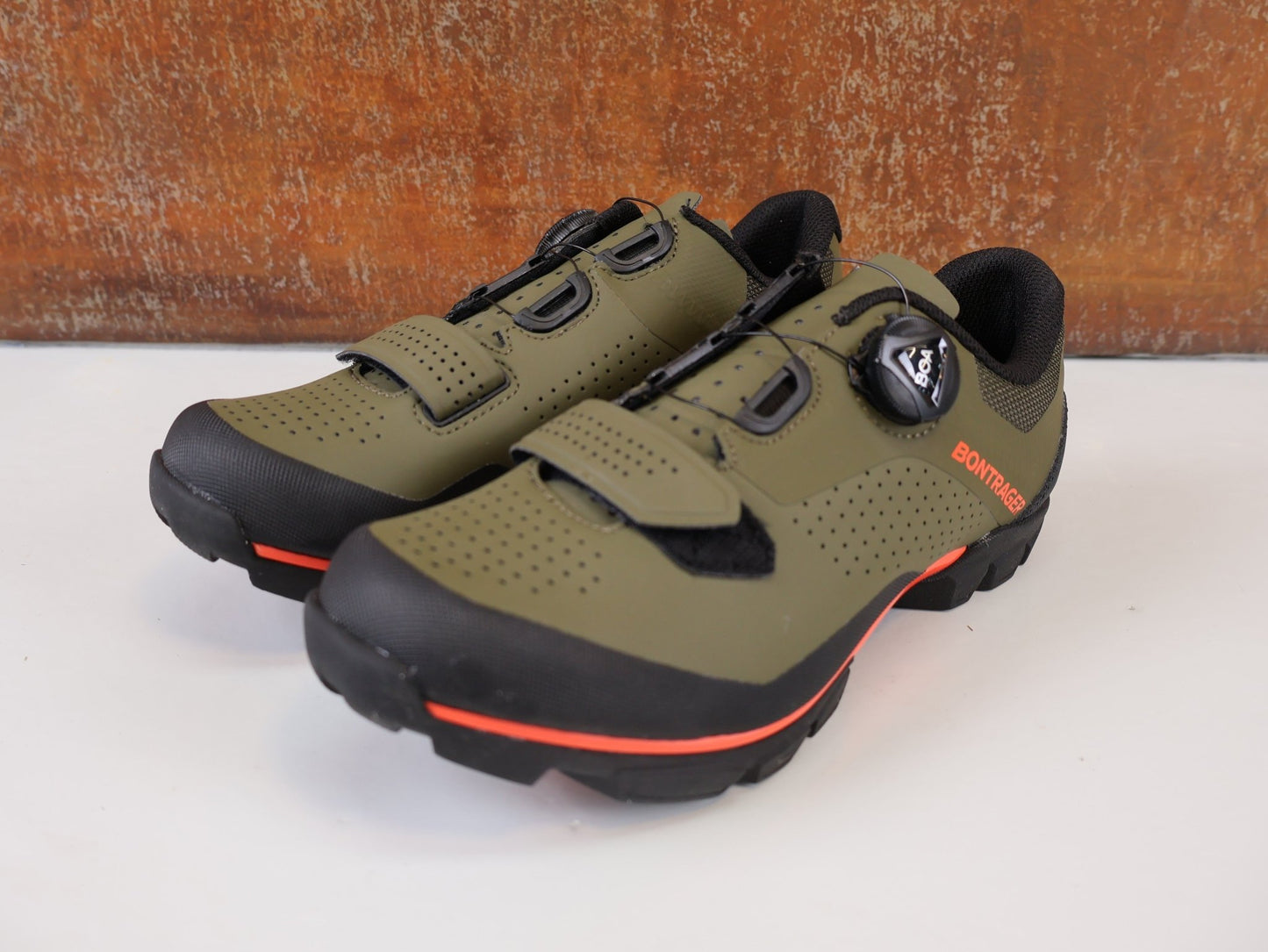 MTB - Herrenschuhe von Trek, BONTRAGER FORAY MTB SCHUH / BOA L6 / GR. 40 / OLIVE GREY & ORANGE vor USEDBIKES - OB.DE Hintergrund