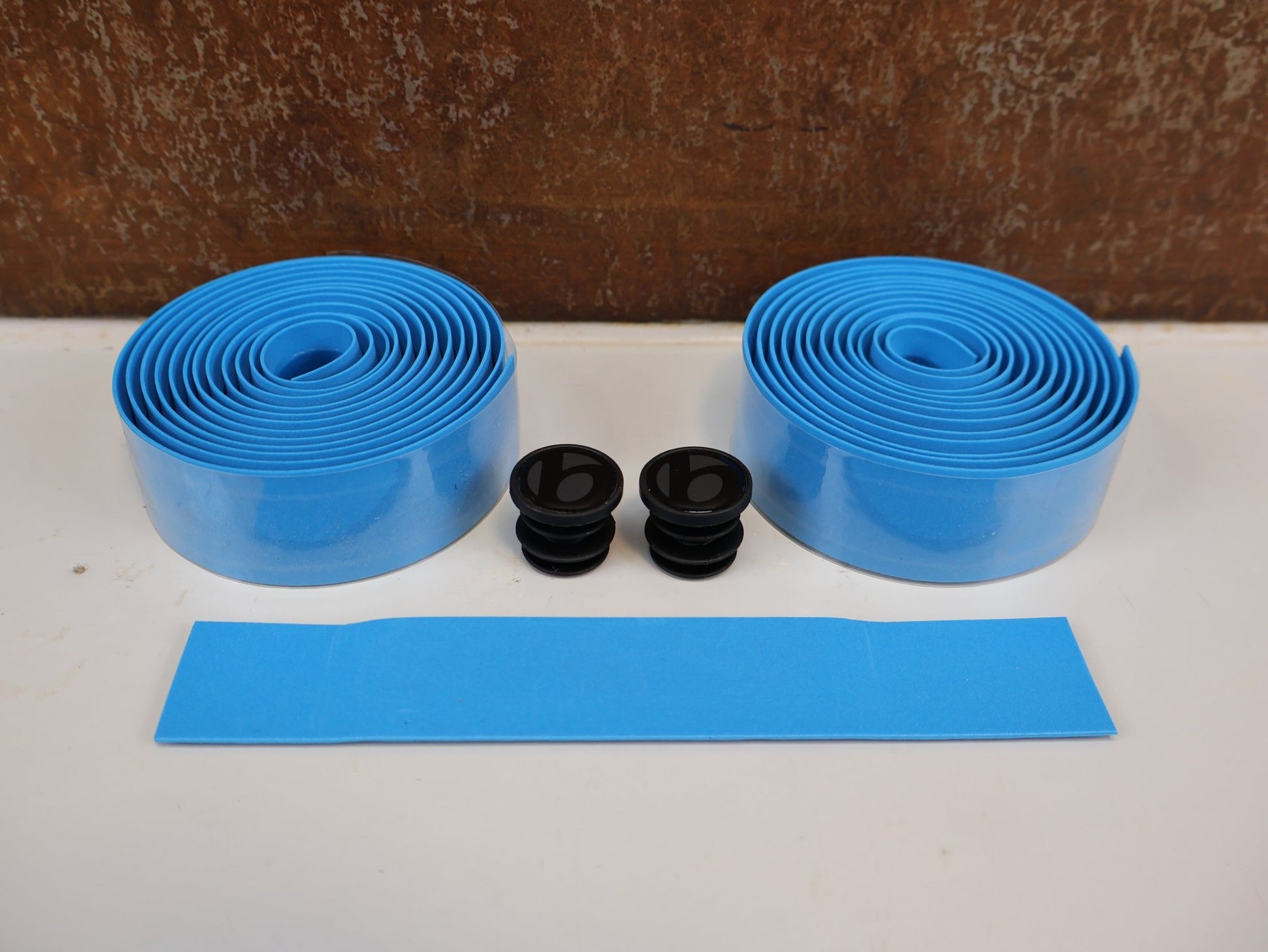 Griffe und Lenkerbänder von Trek, BONTRAGER GEL CORK LENKERBAND / WATERLOO BLUE / GEL-DÄMPFUNG vor USEDBIKES-OB.DE Hintergrund