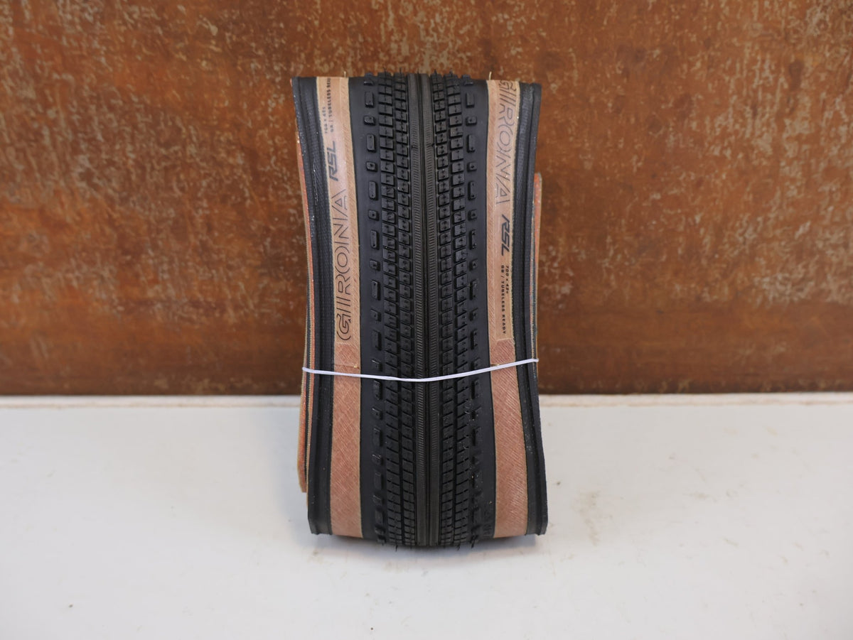 Reifen von Bontrager, BONTRAGER GIRONA RSL GR TLR GRAVELREIFEN 700C – 35 / 38 / 42 MM vor USEDBIKES-OB.DE Hintergrund
