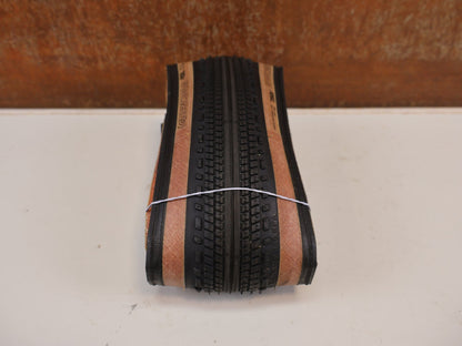 Reifen von Bontrager, BONTRAGER GIRONA RSL GR TLR GRAVELREIFEN 700C – 35 / 38 / 42 MM vor USEDBIKES-OB.DE Hintergrund