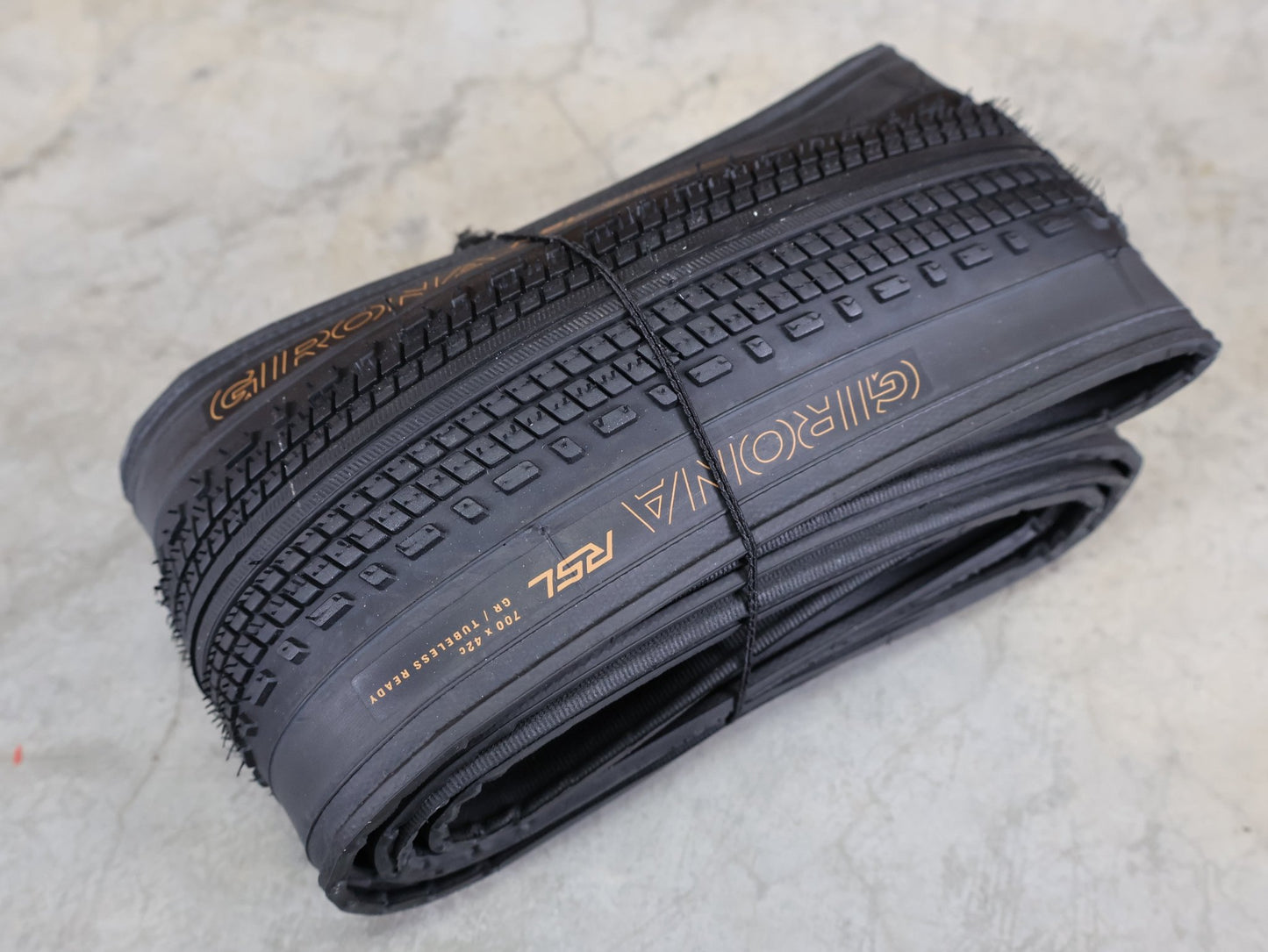 Reifen von Bontrager, BONTRAGER GIRONA RSL GR TLR GRAVELREIFEN / 700C – 35 / 38 / 42 MM – TUBELESS READY – BLACK vor USEDBIKES - OB.DE Hintergrund