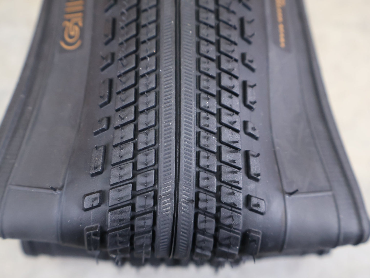 Reifen von Bontrager, BONTRAGER GIRONA RSL GR TLR GRAVELREIFEN / 700C – 35 / 38 / 42 MM – TUBELESS READY – BLACK vor USEDBIKES - OB.DE Hintergrund