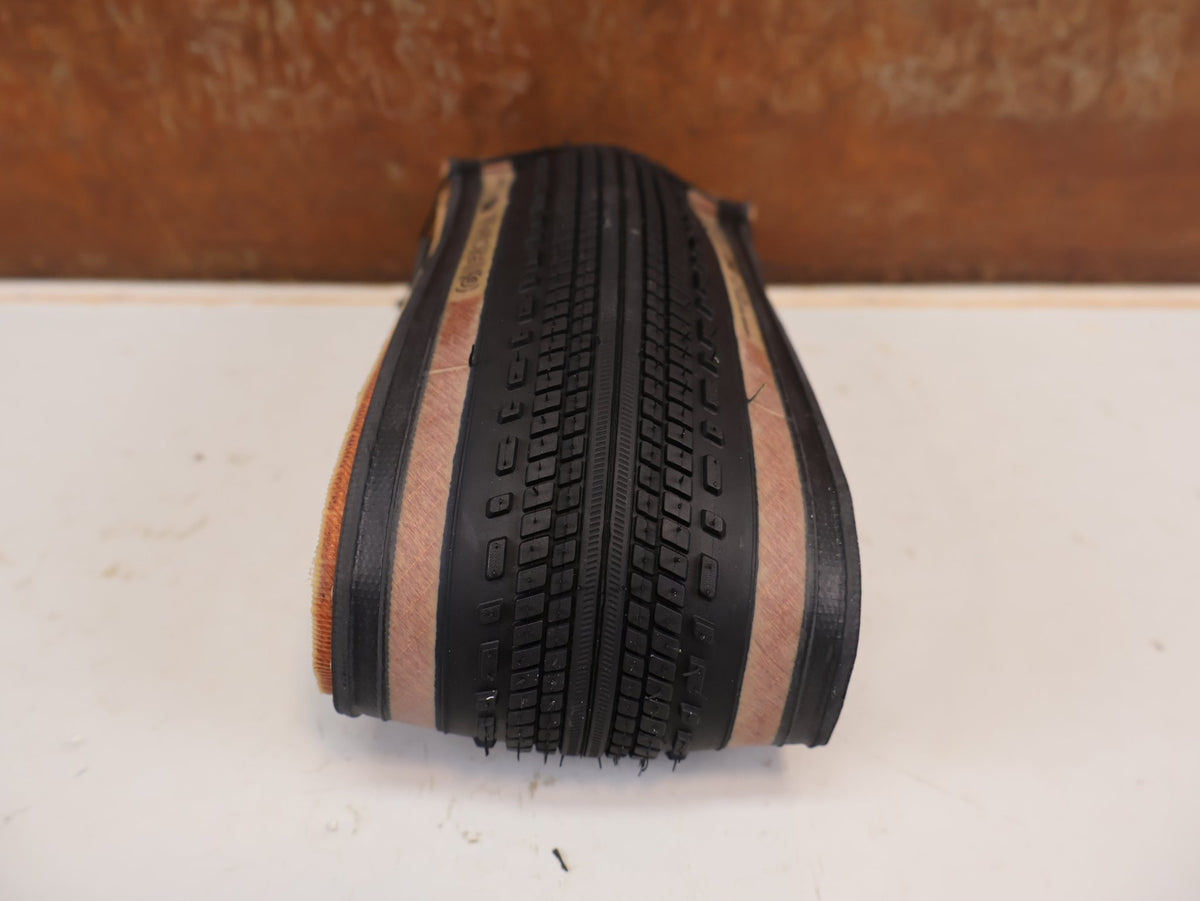 Reifen von Bontrager, Bontrager Girona RSL GR TLR Gravelreifen 700x38C Tanwall vor USEDBIKES-OB.DE Hintergrund