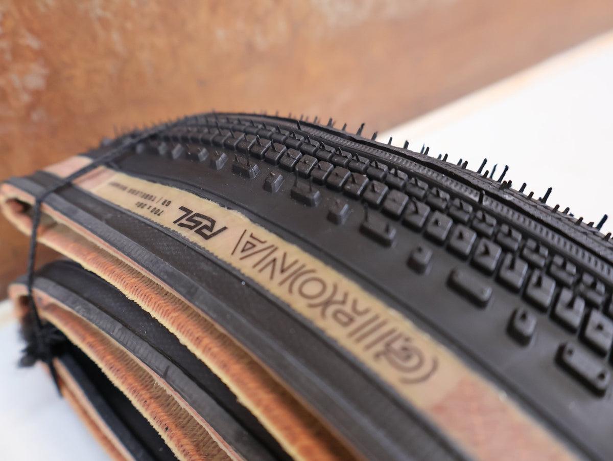 Reifen von Bontrager, Bontrager Girona RSL GR TLR Gravelreifen 700x38C Tanwall vor USEDBIKES-OB.DE Hintergrund