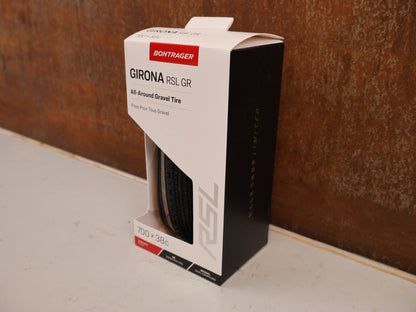 Reifen von Bontrager, Bontrager Girona RSL GR TLR Gravelreifen 700x38C Tanwall vor USEDBIKES-OB.DE Hintergrund