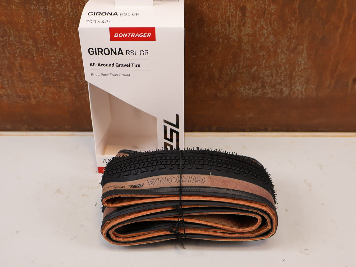 Reifen von Bontrager, Bontrager Girona RSL GR TLR Gravelreifen 700x42C Tanwall vor USEDBIKES-OB.DE Hintergrund
