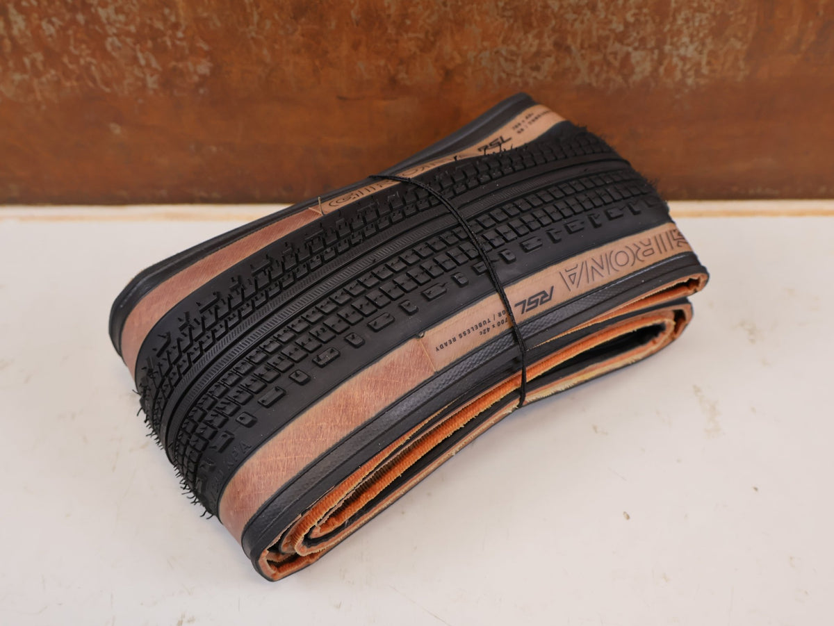 Reifen von Bontrager, Bontrager Girona RSL GR TLR Gravelreifen 700x42C Tanwall vor USEDBIKES-OB.DE Hintergrund