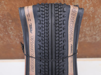 Reifen von Bontrager, Bontrager Girona RSL GR TLR Gravelreifen 700x42C Tanwall vor USEDBIKES-OB.DE Hintergrund