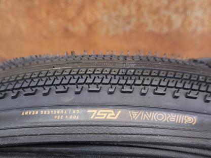 Reifen von Bontrager, BONTRAGER GIRONA RSL GR TLR GRAVELREIFEN SCHWARZ / 700C – 35 / 38 / 42 MM vor USEDBIKES-OB.DE Hintergrund