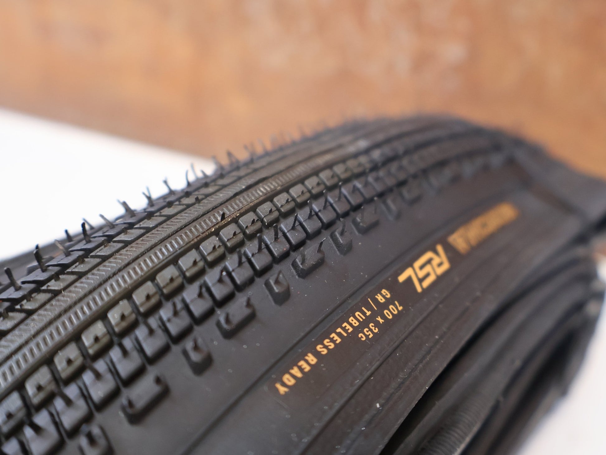 Reifen von Bontrager, BONTRAGER GIRONA RSL GR TLR GRAVELREIFEN SCHWARZ / 700C – 35 / 38 / 42 MM vor USEDBIKES-OB.DE Hintergrund