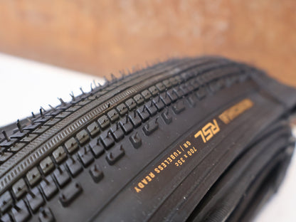 Reifen von Bontrager, BONTRAGER GIRONA RSL GR TLR GRAVELREIFEN SCHWARZ / 700C – 35 / 38 / 42 MM vor USEDBIKES-OB.DE Hintergrund