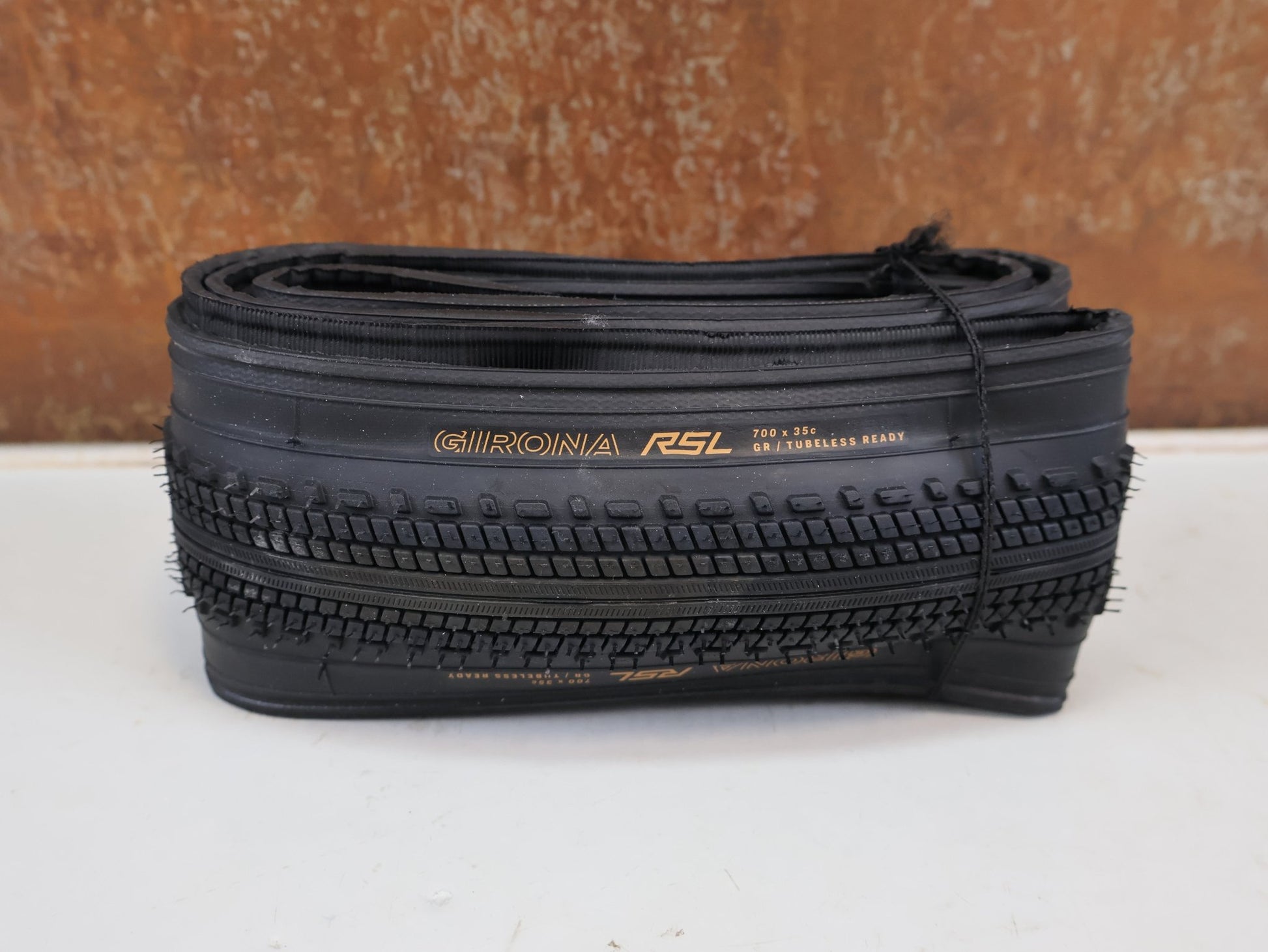Reifen von Bontrager, BONTRAGER GIRONA RSL GR TLR GRAVELREIFEN SCHWARZ / 700C – 35 / 38 / 42 MM vor USEDBIKES-OB.DE Hintergrund