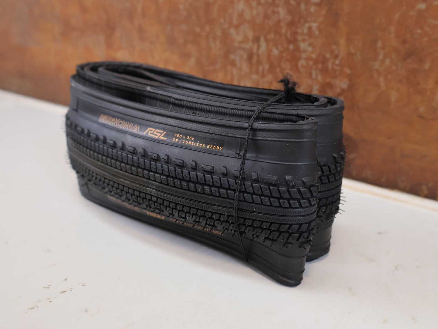 Reifen von Bontrager, BONTRAGER GIRONA RSL GR TLR GRAVELREIFEN SCHWARZ / 700C – 35 / 38 / 42 MM vor USEDBIKES-OB.DE Hintergrund
