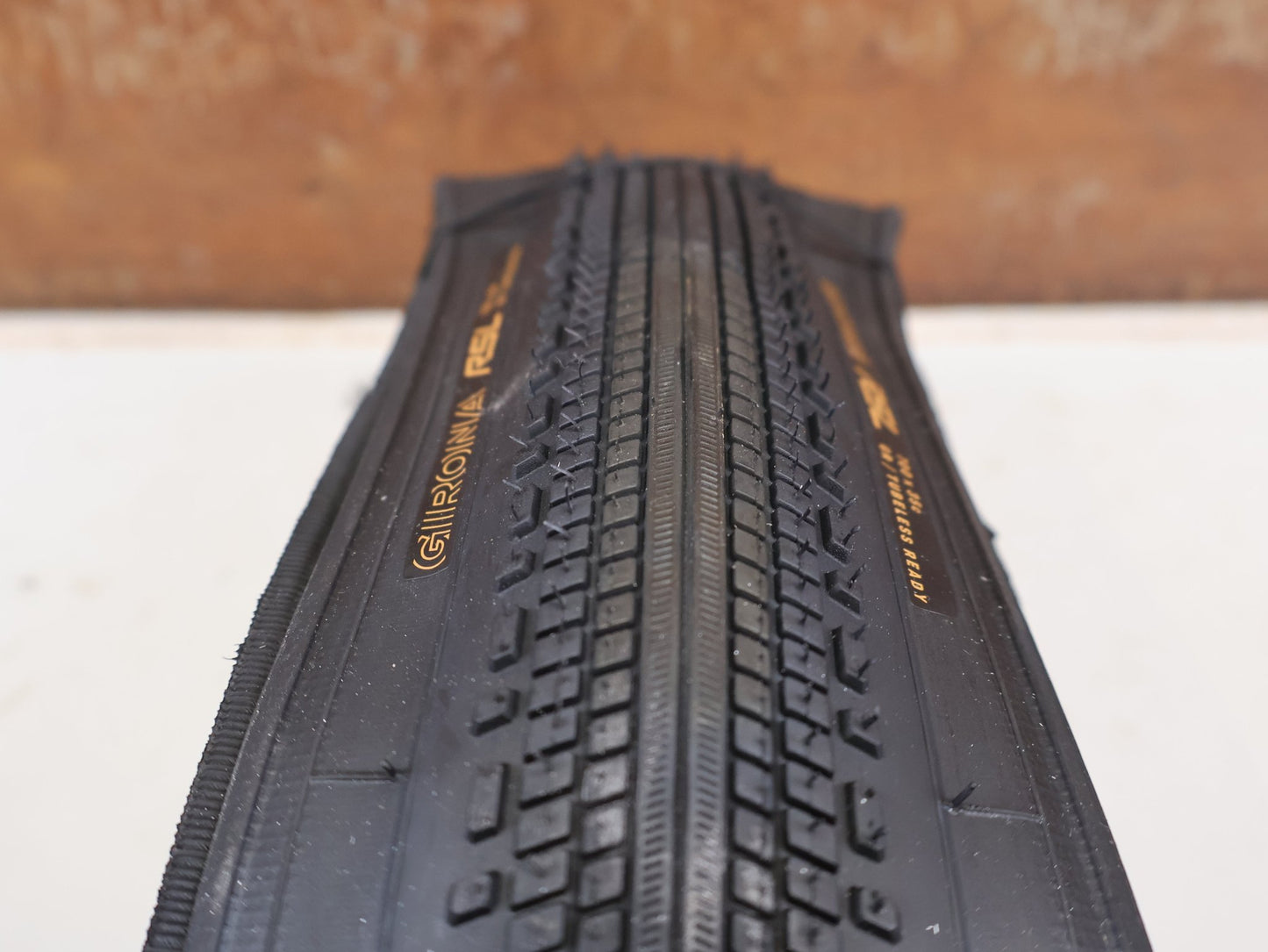 Reifen von Bontrager, BONTRAGER GIRONA RSL GR TLR GRAVELREIFEN SCHWARZ / 700C – 35 / 38 / 42 MM vor USEDBIKES-OB.DE Hintergrund