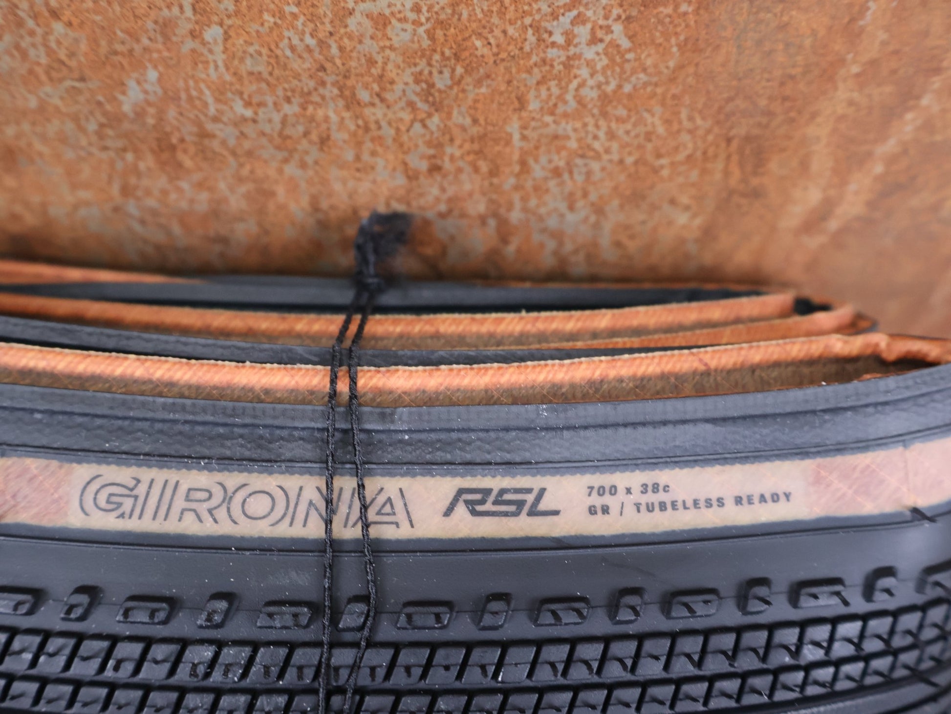 Reifen von Bontrager, BONTRAGER GIRONA RSL TLR GRAVELREIFEN 700C X 38 - 42MM vor USEDBIKES - OB.DE Hintergrund