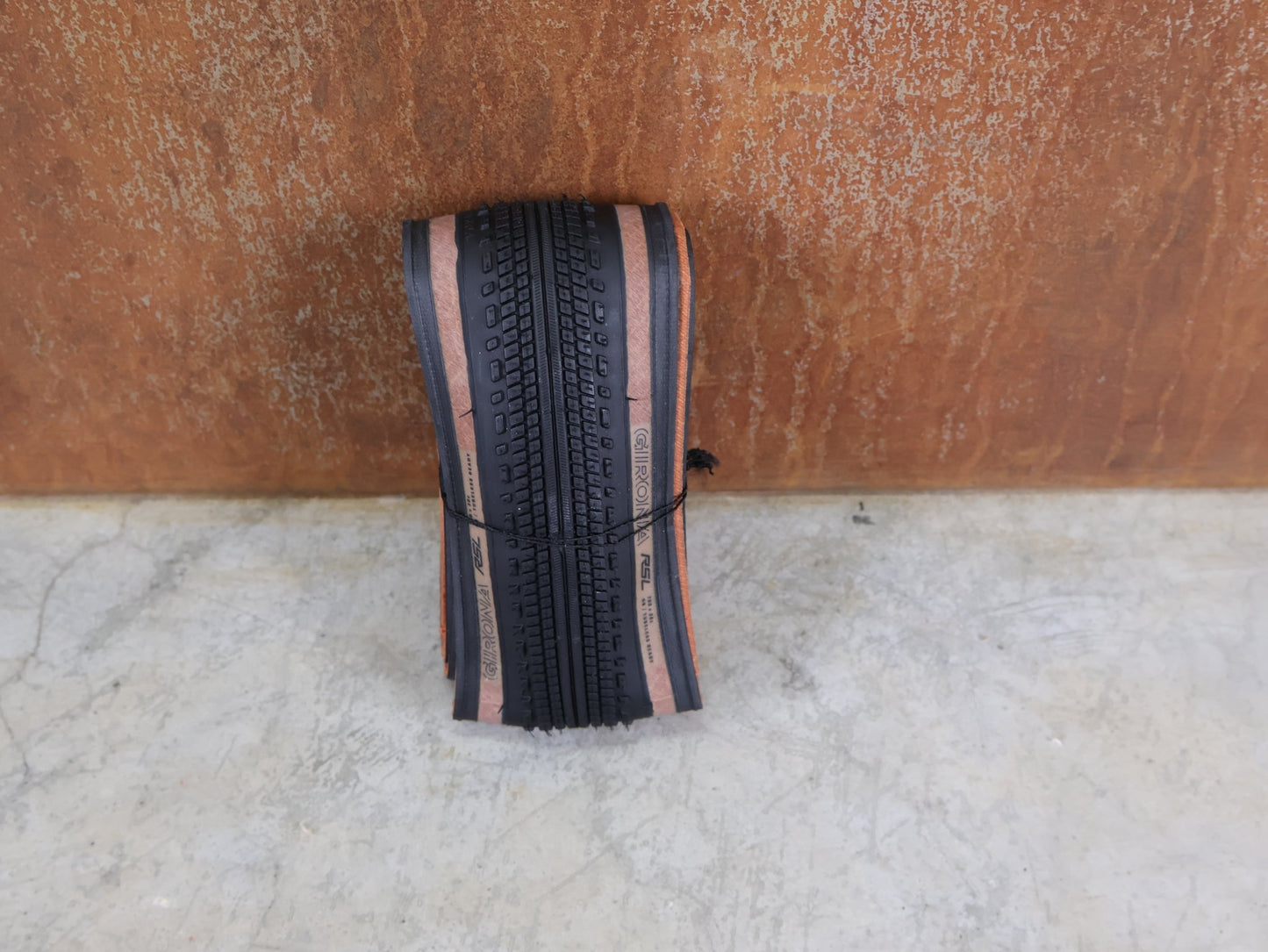 Reifen von Bontrager, BONTRAGER GIRONA RSL TLR GRAVELREIFEN 700C X 38 - 42MM vor USEDBIKES - OB.DE Hintergrund