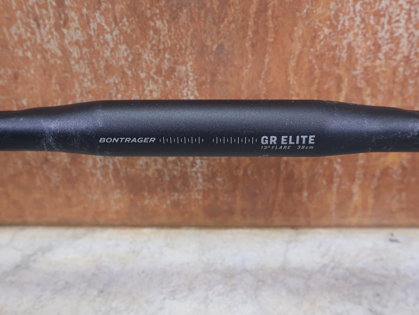Lenker von Bontrager, BONTRAGER GR ELITE ROAD GRAVEL LENKER / 380 MM / 13 GRAD FLARE / ISOZONE / 304G vor USEDBIKES - OB.DE Hintergrund