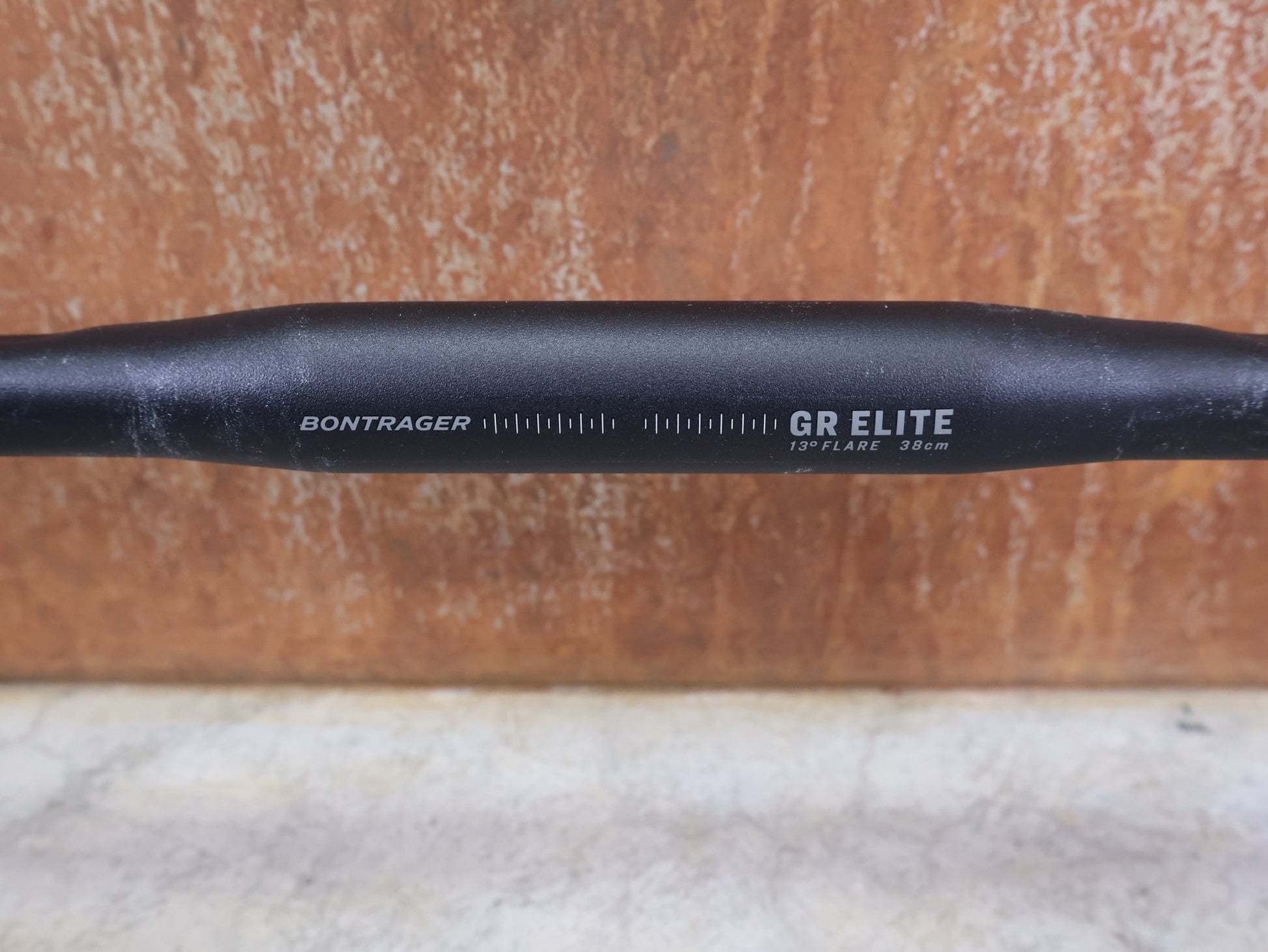 Lenker von Bontrager, BONTRAGER GR ELITE ROAD GRAVEL LENKER / 380 MM / 13 GRAD FLARE / ISOZONE / 304G vor USEDBIKES - OB.DE Hintergrund