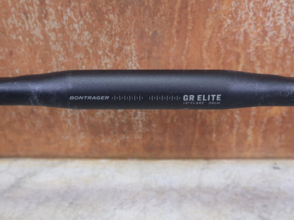 Lenker von Bontrager, BONTRAGER GR ELITE ROAD GRAVEL LENKER / 380 MM / 13 GRAD FLARE / ISOZONE / 304G vor USEDBIKES - OB.DE Hintergrund
