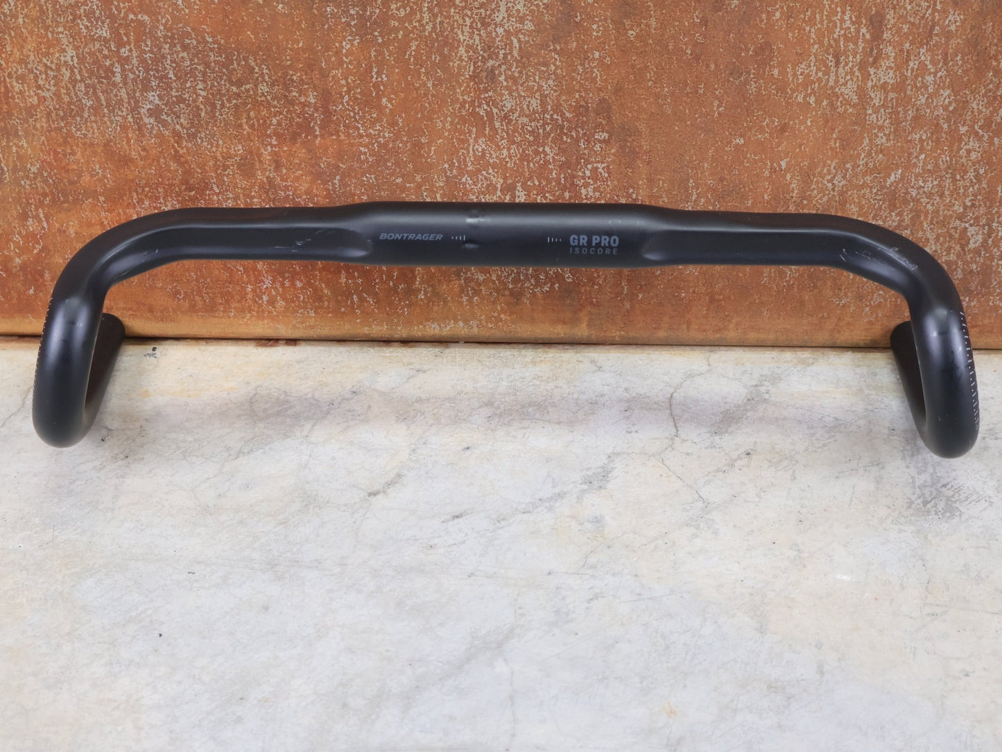 Lenker von Bontrager, BONTRAGER GR PRO ISOCORE GRAVELLENKER – OCLV CARBON – 15° FLARE – 400/460 MM vor USEDBIKES - OB.DE Hintergrund