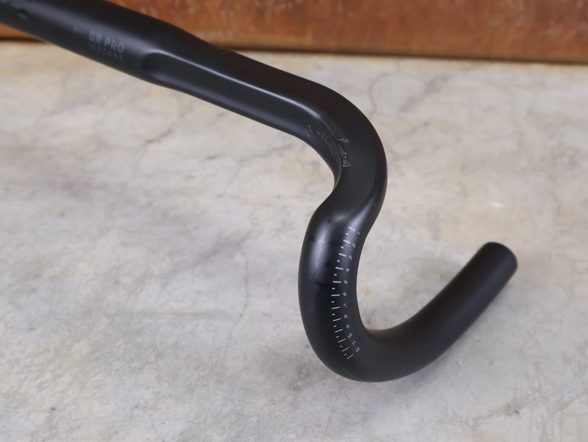 Lenker von Bontrager, BONTRAGER GR PRO ISOCORE GRAVELLENKER – OCLV CARBON – 15° FLARE – 400/460 MM vor USEDBIKES - OB.DE Hintergrund