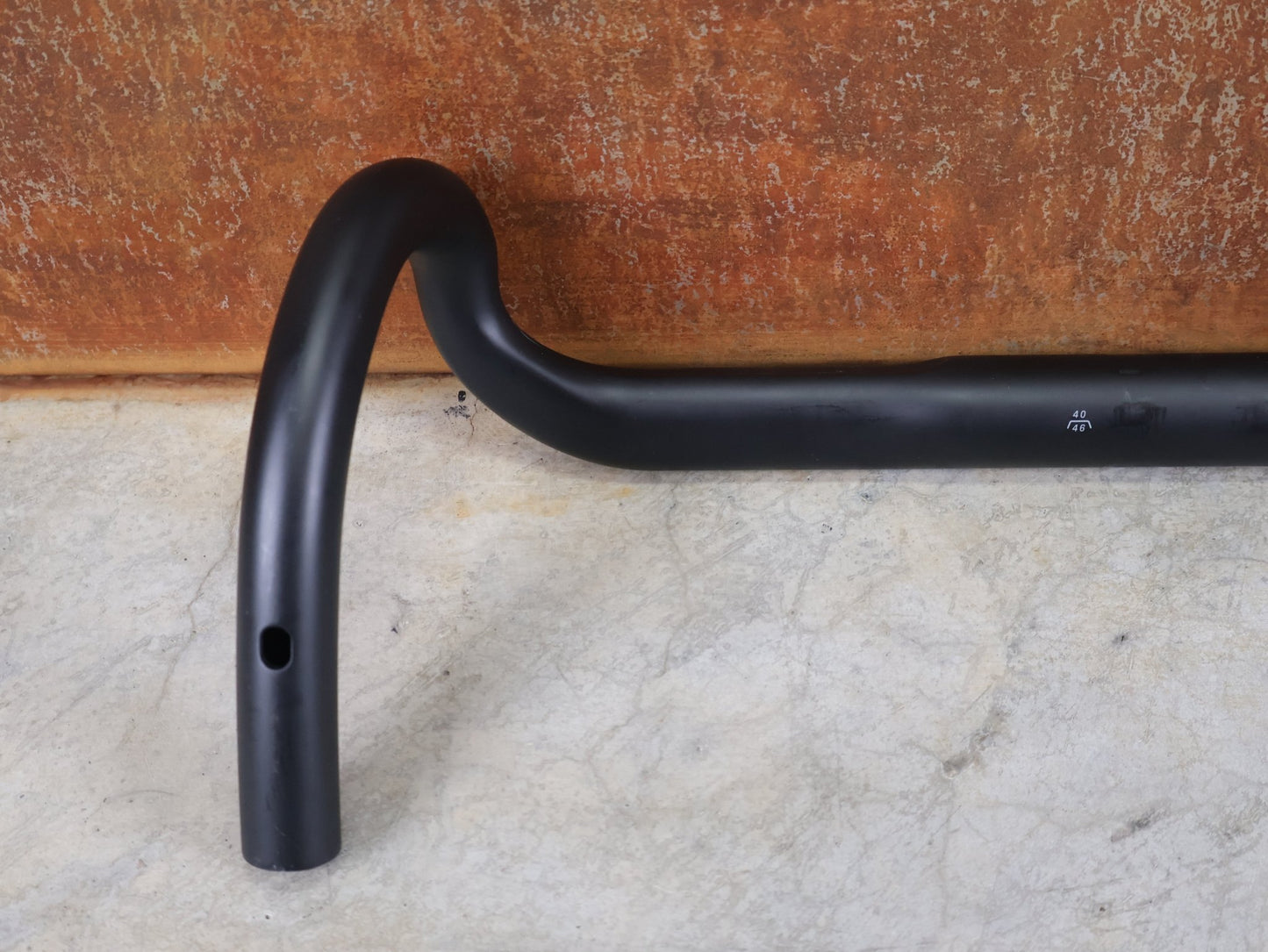 Lenker von Bontrager, BONTRAGER GR PRO ISOCORE GRAVELLENKER – OCLV CARBON – 15° FLARE – 400/460 MM vor USEDBIKES - OB.DE Hintergrund