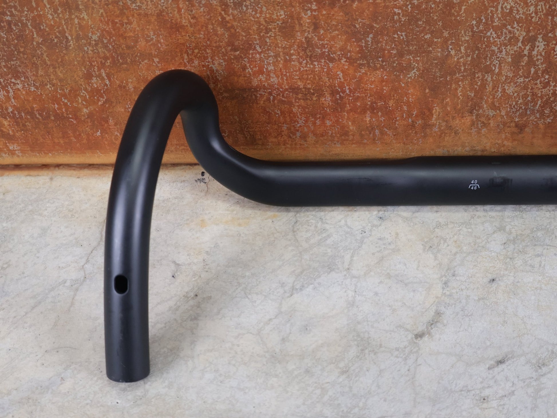 Lenker von Bontrager, BONTRAGER GR PRO ISOCORE GRAVELLENKER – OCLV CARBON – 15° FLARE – 400/460 MM vor USEDBIKES - OB.DE Hintergrund