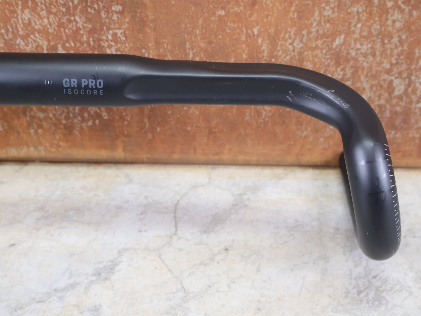 Lenker von Bontrager, BONTRAGER GR PRO ISOCORE GRAVELLENKER – OCLV CARBON – 15° FLARE – 400/460 MM vor USEDBIKES - OB.DE Hintergrund