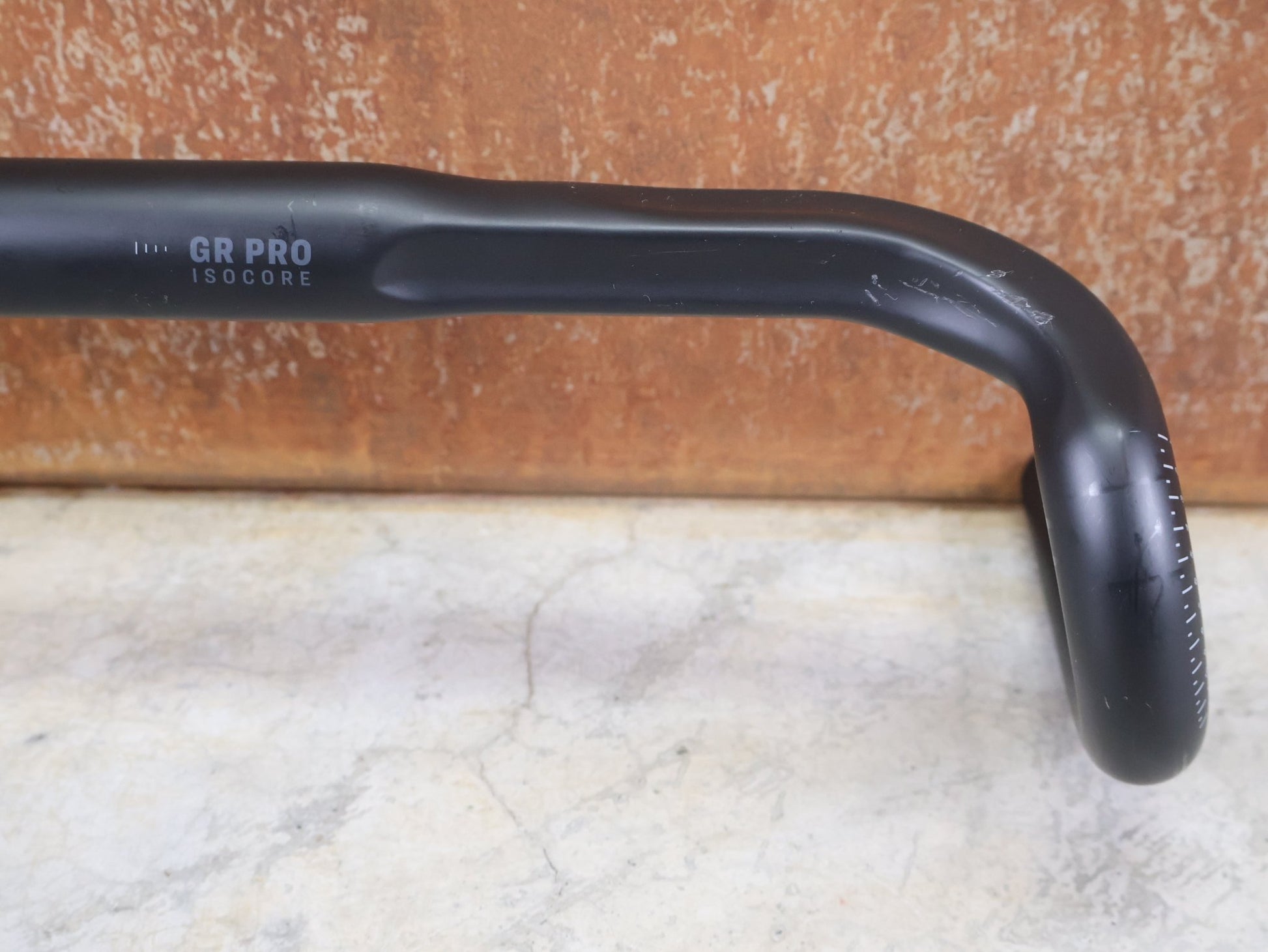 Lenker von Bontrager, BONTRAGER GR PRO ISOCORE GRAVELLENKER – OCLV CARBON – 15° FLARE – 400/460 MM vor USEDBIKES - OB.DE Hintergrund