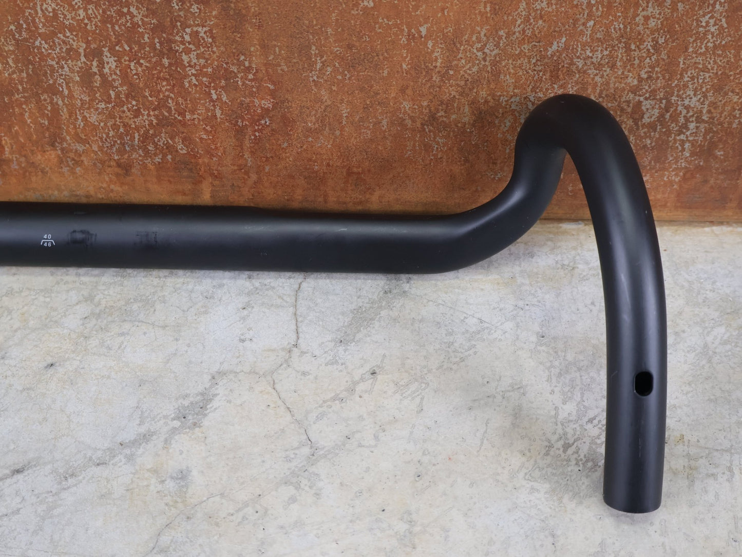 Lenker von Bontrager, BONTRAGER GR PRO ISOCORE GRAVELLENKER – OCLV CARBON – 15° FLARE – 400/460 MM vor USEDBIKES - OB.DE Hintergrund