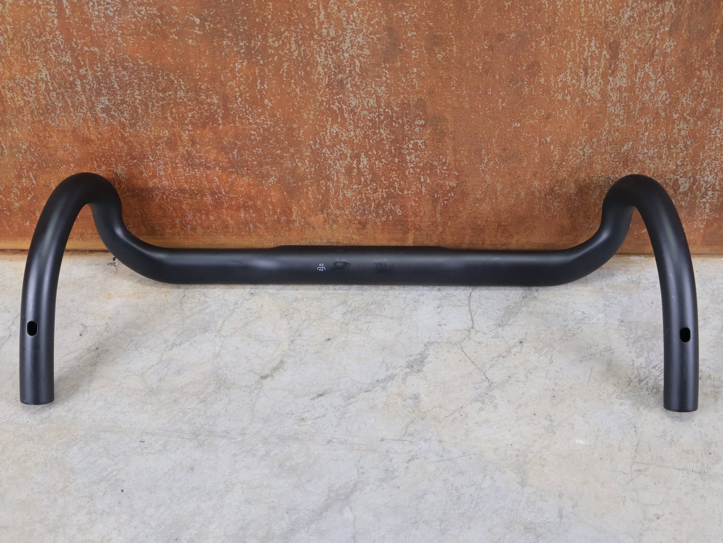 Lenker von Bontrager, BONTRAGER GR PRO ISOCORE GRAVELLENKER – OCLV CARBON – 15° FLARE – 400/460 MM vor USEDBIKES - OB.DE Hintergrund