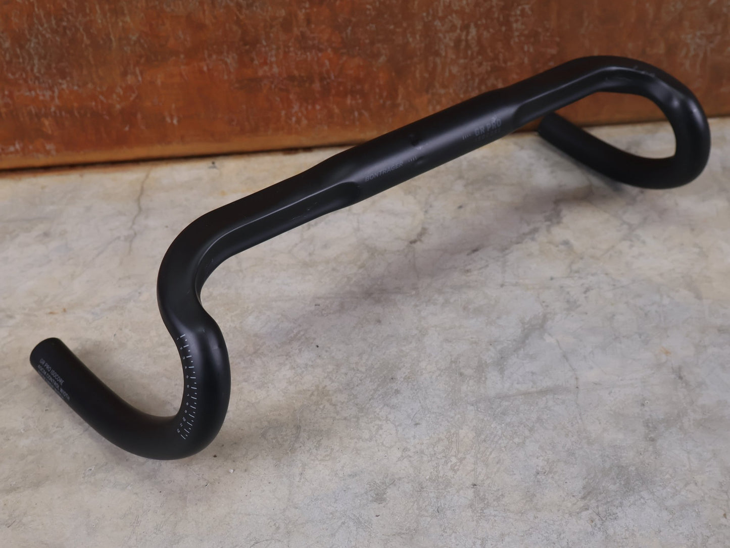 Lenker von Bontrager, BONTRAGER GR PRO ISOCORE GRAVELLENKER – OCLV CARBON – 15° FLARE – 400/460 MM vor USEDBIKES - OB.DE Hintergrund