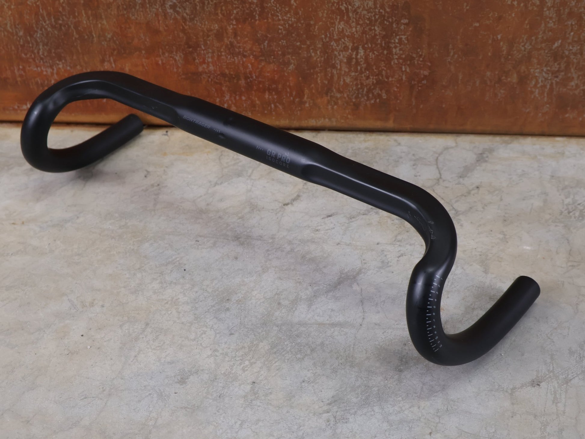 Lenker von Bontrager, BONTRAGER GR PRO ISOCORE GRAVELLENKER – OCLV CARBON – 15° FLARE – 400/460 MM vor USEDBIKES - OB.DE Hintergrund